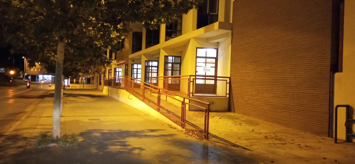 ferminuni's tweet photo. @aytogr  @PoliciaGr @marifrangr son las 1:30 de la madrugada  porque están encendidas las luces del #centrocivicozaidin así llevan varios meses. Hay que dar ejemplo en el ahorro energético. O algún funcionario despistado que no las apaga más atención @aytogr https://t.co/0PgfxRWZoh