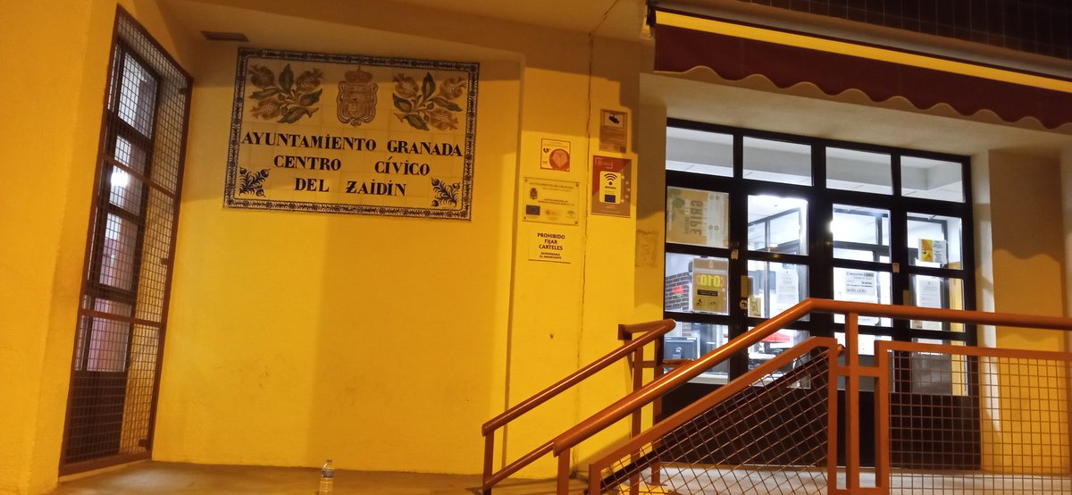 ferminuni's tweet photo. @aytogr  @PoliciaGr @marifrangr son las 1:30 de la madrugada  porque están encendidas las luces del #centrocivicozaidin así llevan varios meses. Hay que dar ejemplo en el ahorro energético. O algún funcionario despistado que no las apaga más atención @aytogr https://t.co/0PgfxRWZoh