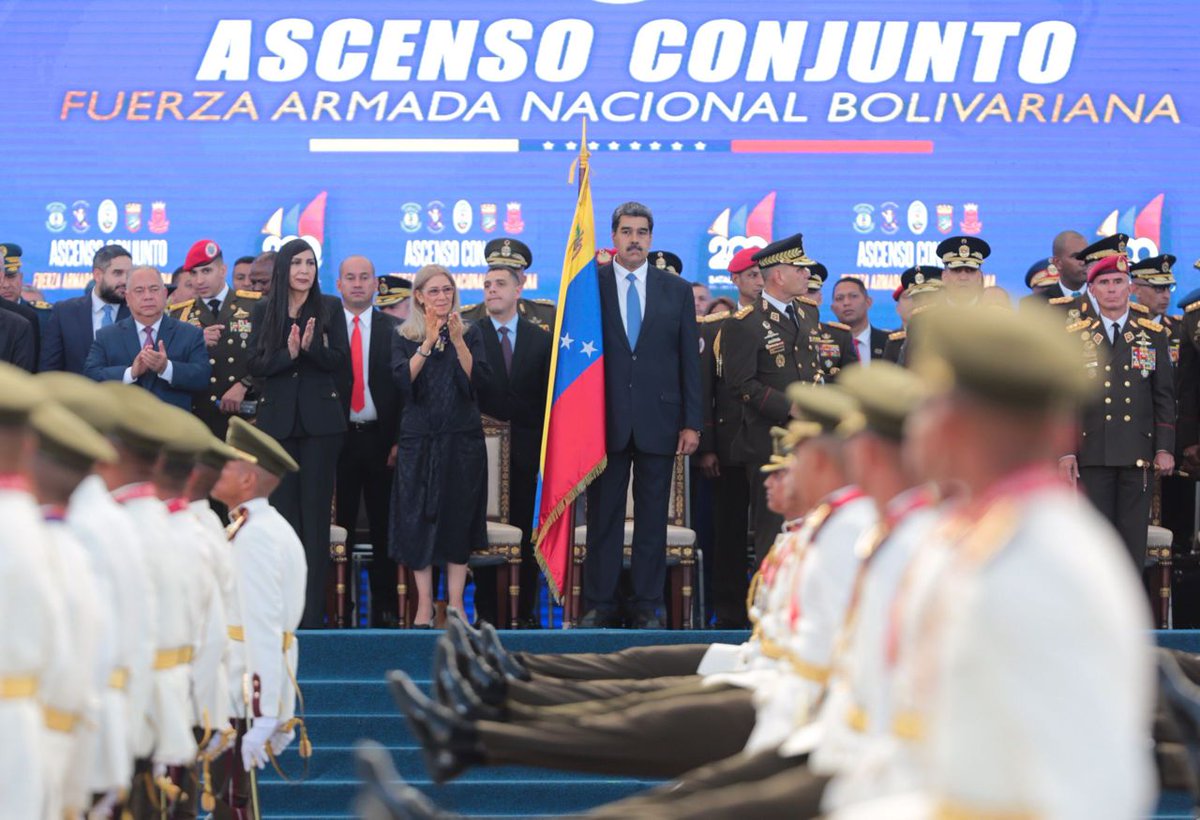 Hoy 1015 Tenientes y Tenientes de Corbeta, dignos representantes de la juventud venezolana, comienzan su carrera como oficiales de la #FANB, siendo la sangre nueva que resguardará la Patria ¡Que viva la juventud venezolana! ¡BZ!

#ExcelenciaEducativaMilitar