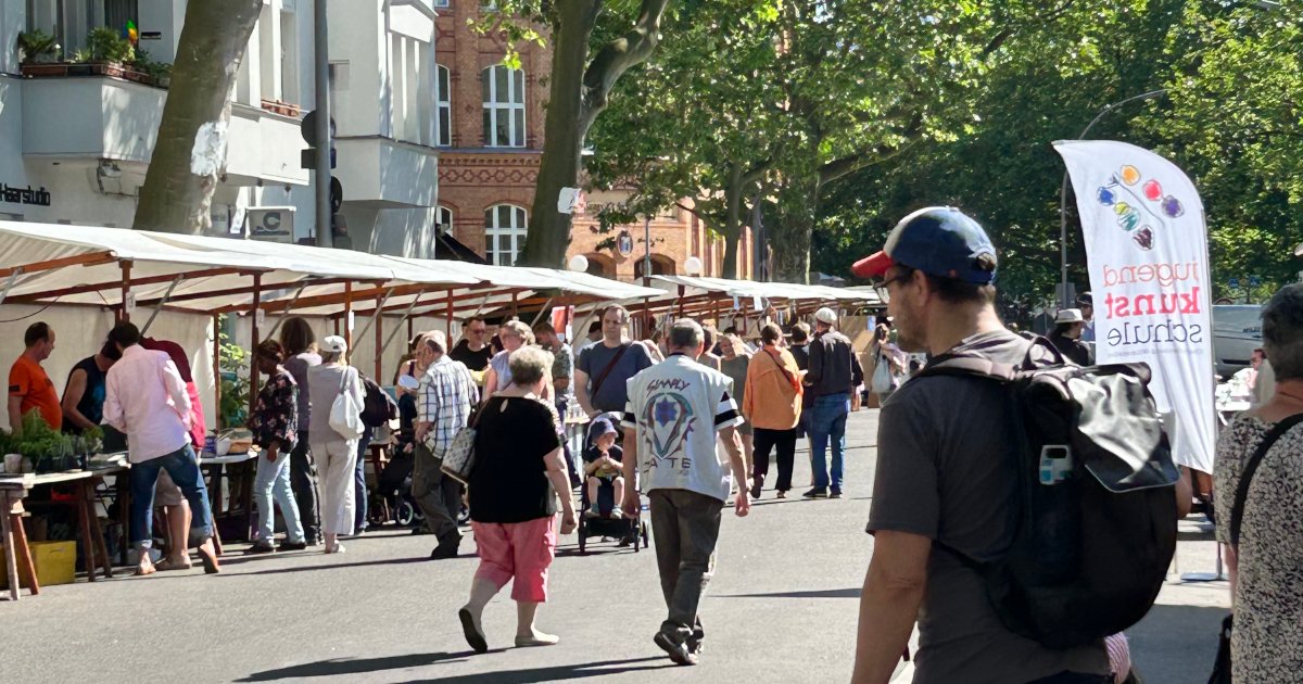 GrueneBVVCW's tweet photo. 🌿 Kiezfest auf der Mierendorff-INSEL: Nachhaltige Transformation im Fokus! Jun Chen (Sprecher für Bauen und Wohnen) & Andrea Isermann-Kühn (Geschäftsführerin DorfwerkStadt) sprechen über "Nachhaltige Mierendorff-Insel 2030"
#Engagement #Freiraum, #Stadtlabor2050 #BACW https://t.co/Hr1Diy772G