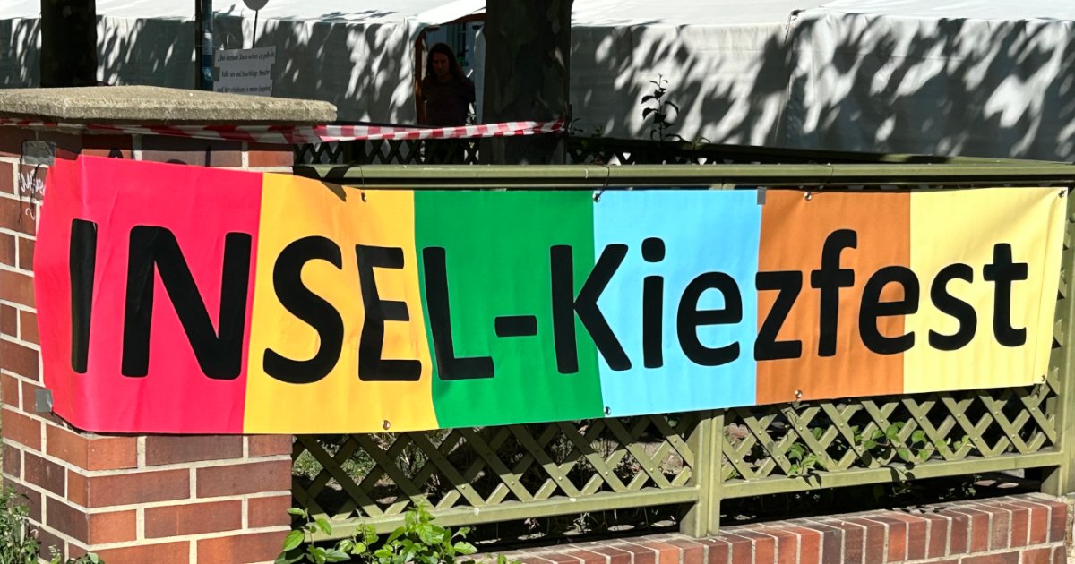 GrueneBVVCW's tweet photo. 🌿 Kiezfest auf der Mierendorff-INSEL: Nachhaltige Transformation im Fokus! Jun Chen (Sprecher für Bauen und Wohnen) & Andrea Isermann-Kühn (Geschäftsführerin DorfwerkStadt) sprechen über "Nachhaltige Mierendorff-Insel 2030"
#Engagement #Freiraum, #Stadtlabor2050 #BACW https://t.co/Hr1Diy772G