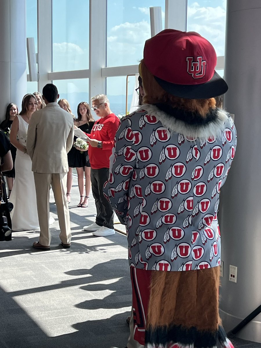 utahathletics's tweet photo. A man of many talents 👰‍♀️🤵

#GoUtes https://t.co/ECOCDjLP7J