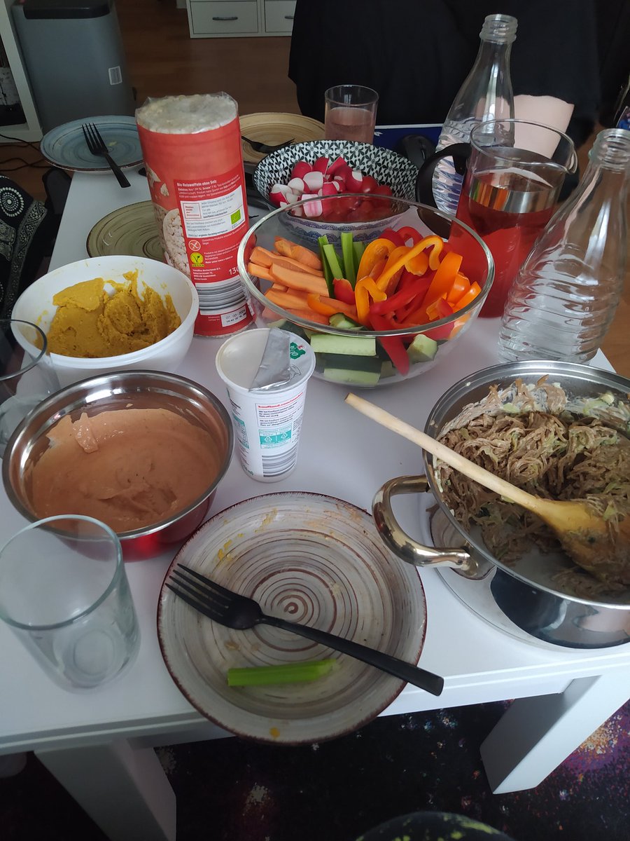 Allanea8's tweet image. Nice evening with #LOLFanFestRerun #LOLFanFest2023D2 #Lovolution and wonderful women #watchparty #nacktoderheulen @Mssinachen @VampyrHeimdall @Kalijar_says