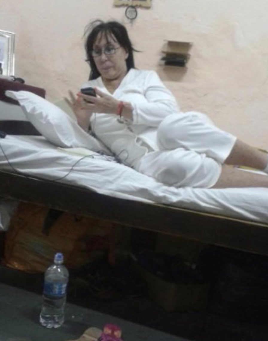 Mi mamá a mi sobrino: no lo molestes al tío que está estudiando. 
Yo en mi pieza: