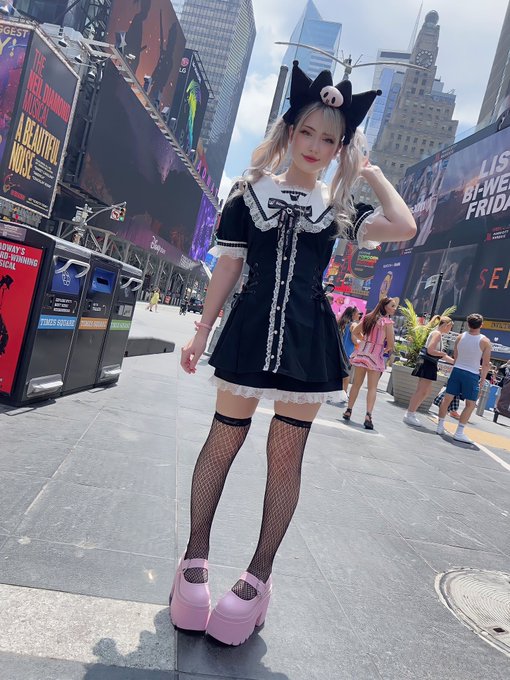 Small girl, big apple 🍎 https://t.co/gQnaWCHmQv<a href="/tag/scream"class="tags"><span>#scream</span></a>