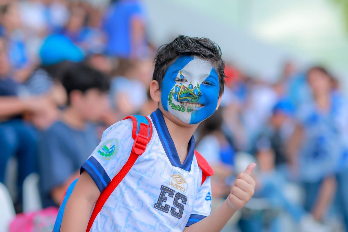 SSalvador2023's tweet photo. ¡Hoy El Salvador se viste de azul y blanco en #SanSalvador2023! 🇸🇻🥇

Vamos @SelectaPlayera, toda una nación con la misma emoción. 💙 https://t.co/23seNx4mkp