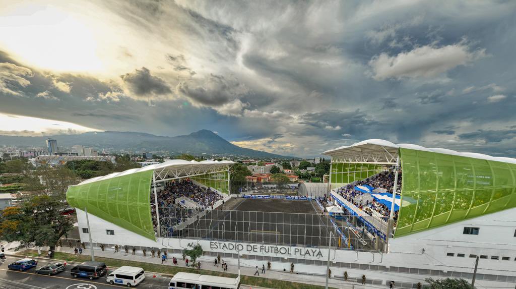 SSalvador2023's tweet photo. ¡Hoy El Salvador se viste de azul y blanco en #SanSalvador2023! 🇸🇻🥇

Vamos @SelectaPlayera, toda una nación con la misma emoción. 💙 https://t.co/23seNx4mkp