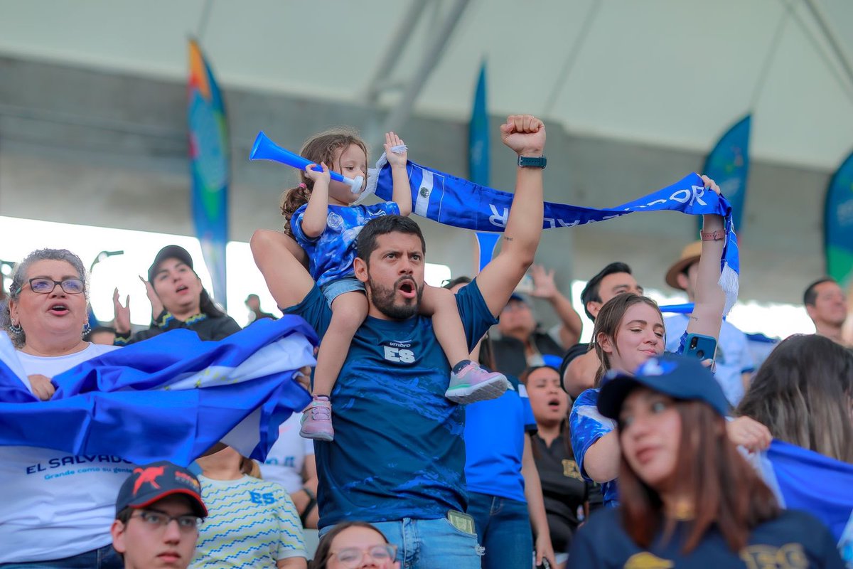SSalvador2023's tweet photo. ¡Hoy El Salvador se viste de azul y blanco en #SanSalvador2023! 🇸🇻🥇

Vamos @SelectaPlayera, toda una nación con la misma emoción. 💙 https://t.co/23seNx4mkp