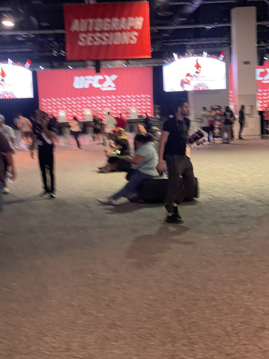DaddyAmancio's tweet photo. He just wanted to meet @BrianTcity 😂 https://t.co/kGvvfOZOmU