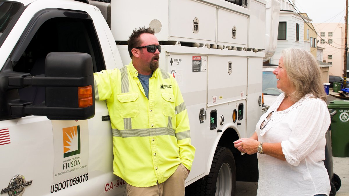 SCE's tweet image. ⚡ Ahead of #LineworkerAppreciationDay on July 10, we’re proud to spotlight one of our troublemen who recently responded to a dangerous situation and helped avoid a potential disaster. Read the full story 👉 bit.ly/3PJdWij

#ThankALineworker 👷