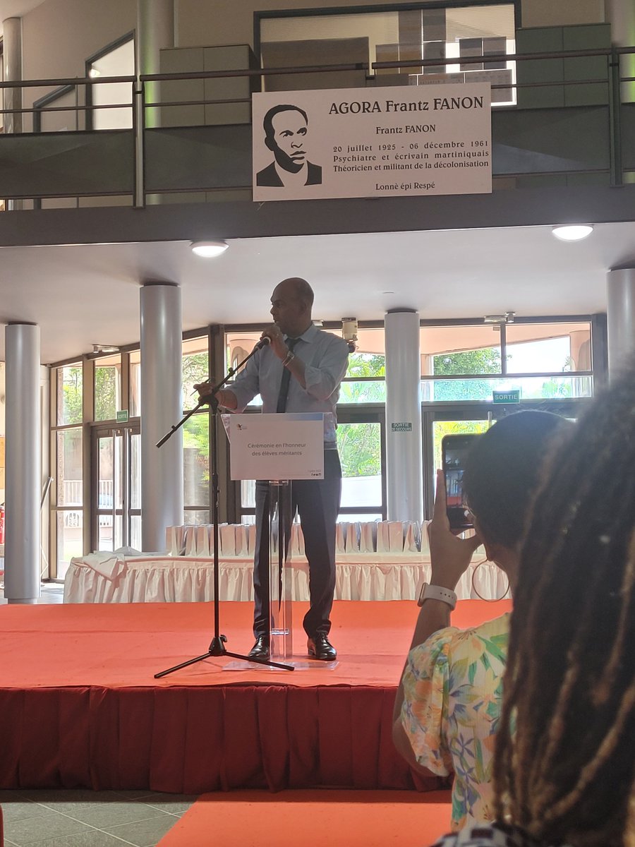 Collège Edmond Lucien Valard de Saint-Esprit tweet media