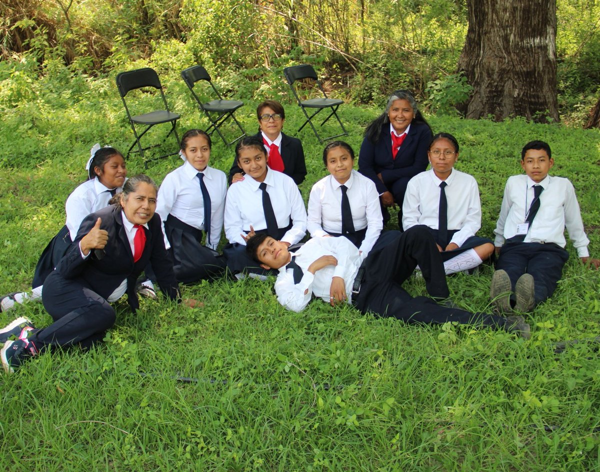 DanielGOaxaca's tweet photo. #Felicito a l@s jóvenes que egresan de las distintas instituciones educativas, en especial a las y los alumnos de la #Telesecundaria de la #ColoniaLasFlores de #Miahuatlán de Porfirio Díaz, l@s invito a luchar por sus sueños, para que juntos recuperemos la #GrandezaDeMéxico 🇲🇽🇲🇽 https://t.co/0yl9HuWcsf
