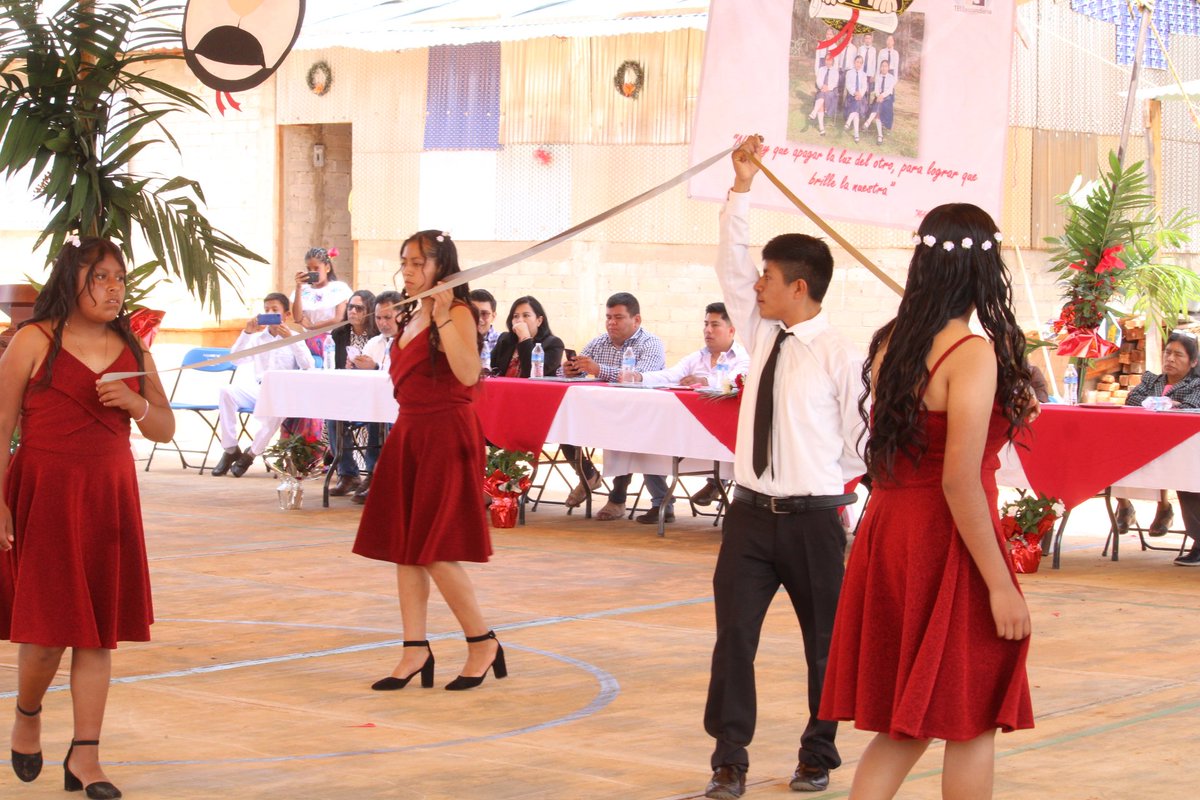 DanielGOaxaca's tweet photo. #Felicito a l@s jóvenes que egresan de las distintas instituciones educativas, en especial a las y los alumnos de la #Telesecundaria de la #ColoniaLasFlores de #Miahuatlán de Porfirio Díaz, l@s invito a luchar por sus sueños, para que juntos recuperemos la #GrandezaDeMéxico 🇲🇽🇲🇽 https://t.co/0yl9HuWcsf