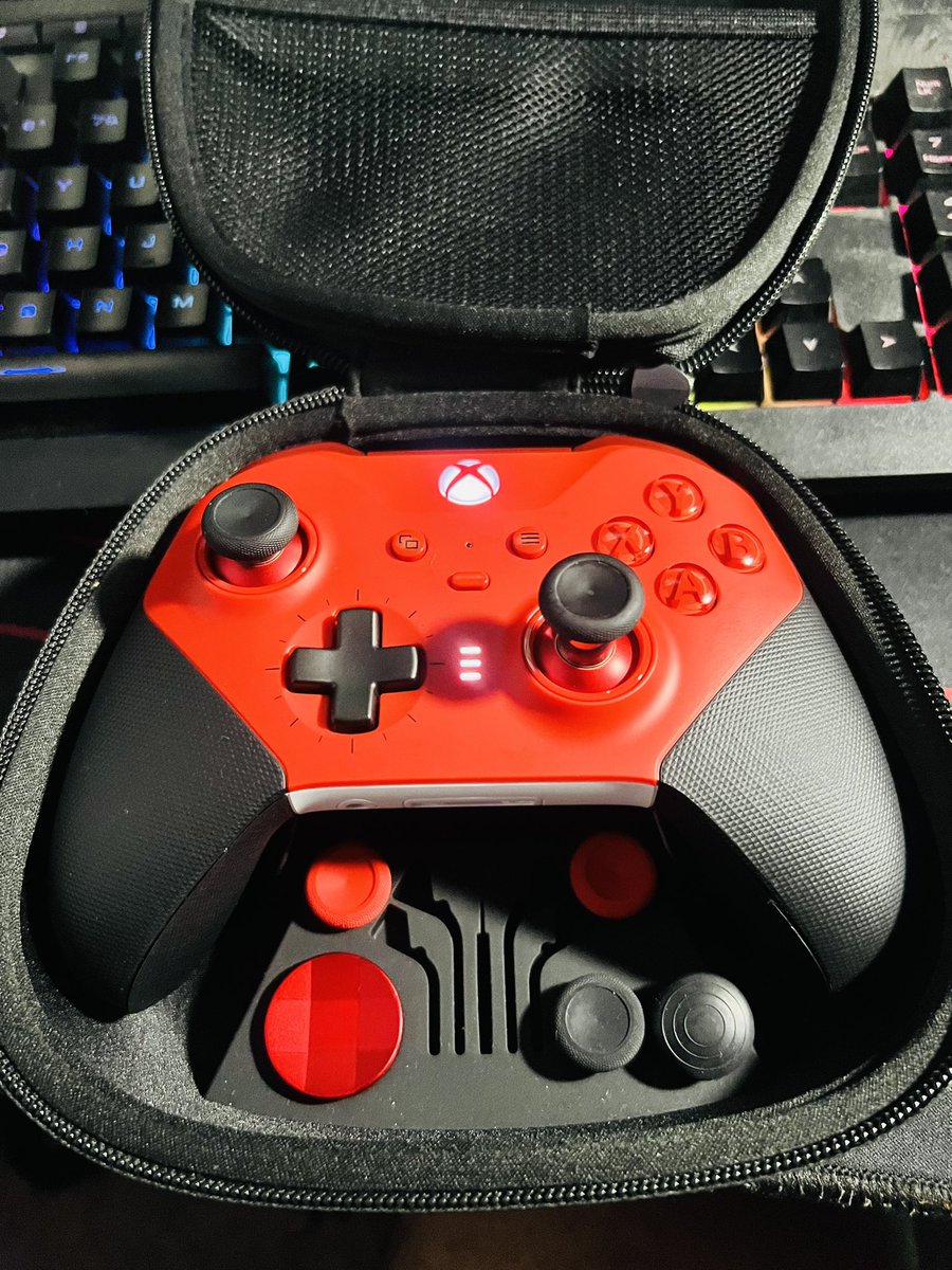 xKingGeo's tweet photo. Sorry to say, but SCUF controller Just wasn’t it for me. Xbox has always done it right and they have the best controller out there hands-down for people with large hands!!! Plus removable paddles are unbeatable!! Had to return the SCUF 😭😭 #twitch #microsoft #elite2 #SCUF https://t.co/Al6EoVRTav