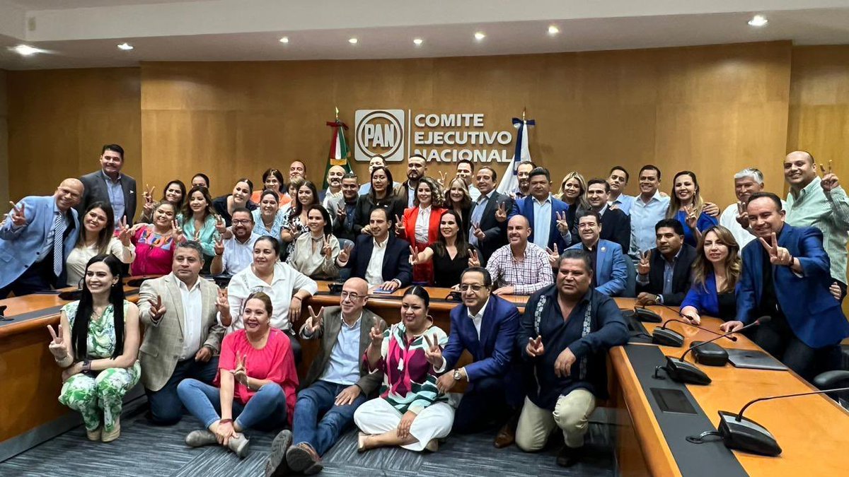 periodistafrg's tweet photo. - Gran parte de la estructura panista de #GTO junto con @MarkoCortes respaldaron la candidatura de @LibiaDennise a la gubernatura del estado: 23 alcaldes, 15 diputados locales y 10 federales. Este mismo año LB renunciará a la @SedeshuGto para armar equipo de campaña al 2024: https://t.co/YKqhQdInBr
