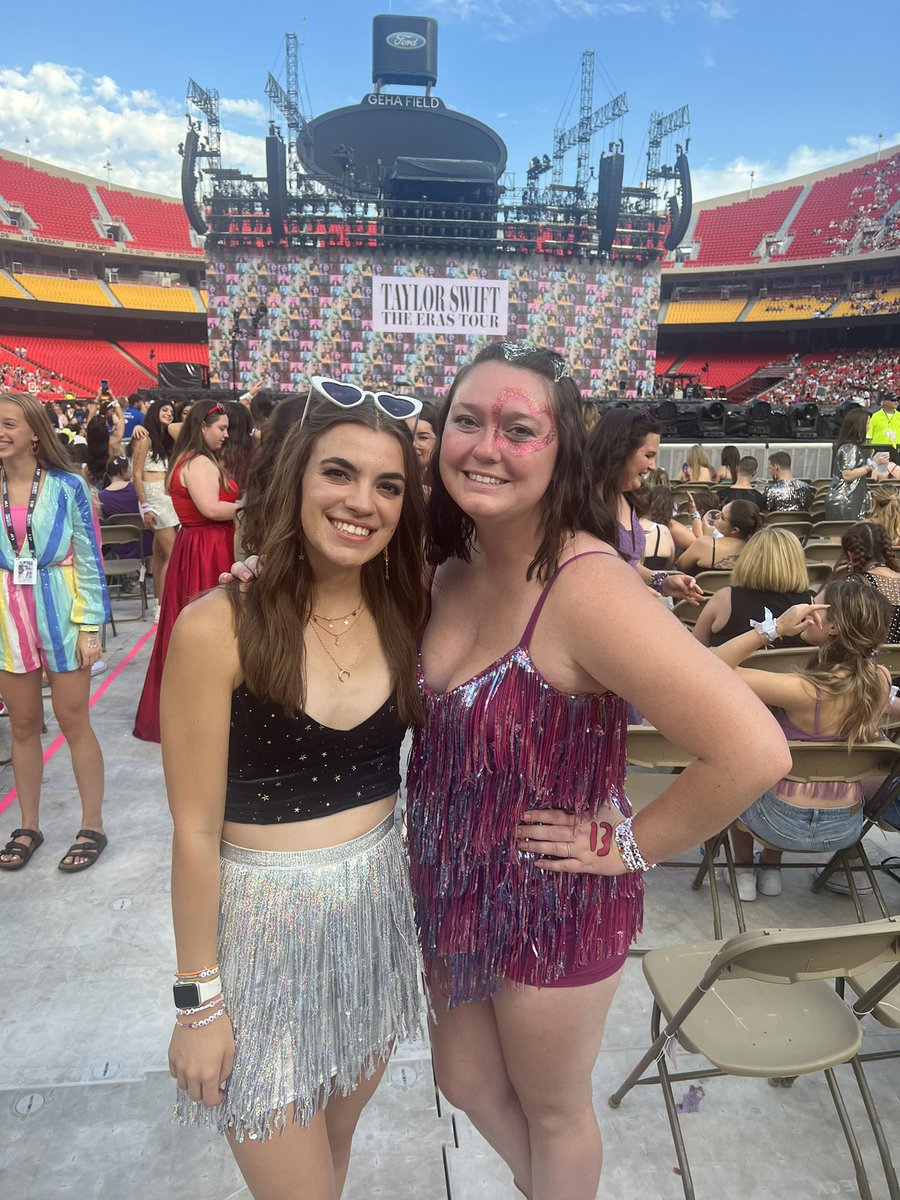 ashleyfrantz98's tweet photo. Celebrating my besties 25th birthday at The Eras Tour! #KCTSTheErasTour @taylornation13 #TaylorSwift #TaylorSwiftErasTour #taylornation https://t.co/VKeceU5NNp