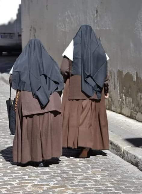 Las temperaturas más altas son las del corazón de una hermana de la Cruz.
¡Qué cerquita se siente a Dios al verlas, haga calor o haga frío, buscando a los pobres o buscando para los pobres!