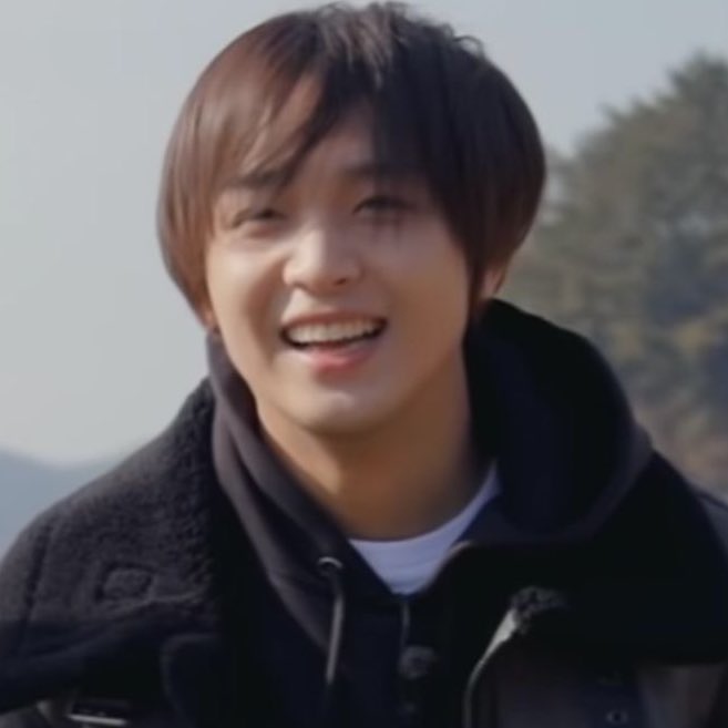 LHCLOOKS's tweet image. healing smile since forever