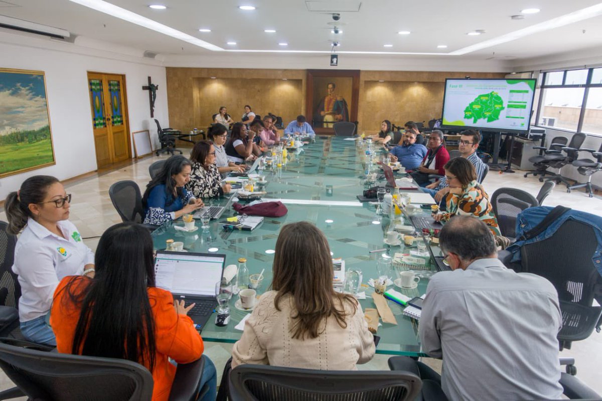 MinEnergiaCo's tweet photo. En reunión con líderes mineros del Bajo Cauca la Vicemtra. de Minas @joharochag, @minas_antioquia y @ANMColombia comparten los avances en la creación de distrito agrominero para la diversificación productiva del territorio #AccionesPorElBajoCauca. 🧵 https://t.co/3TU44RFpHi