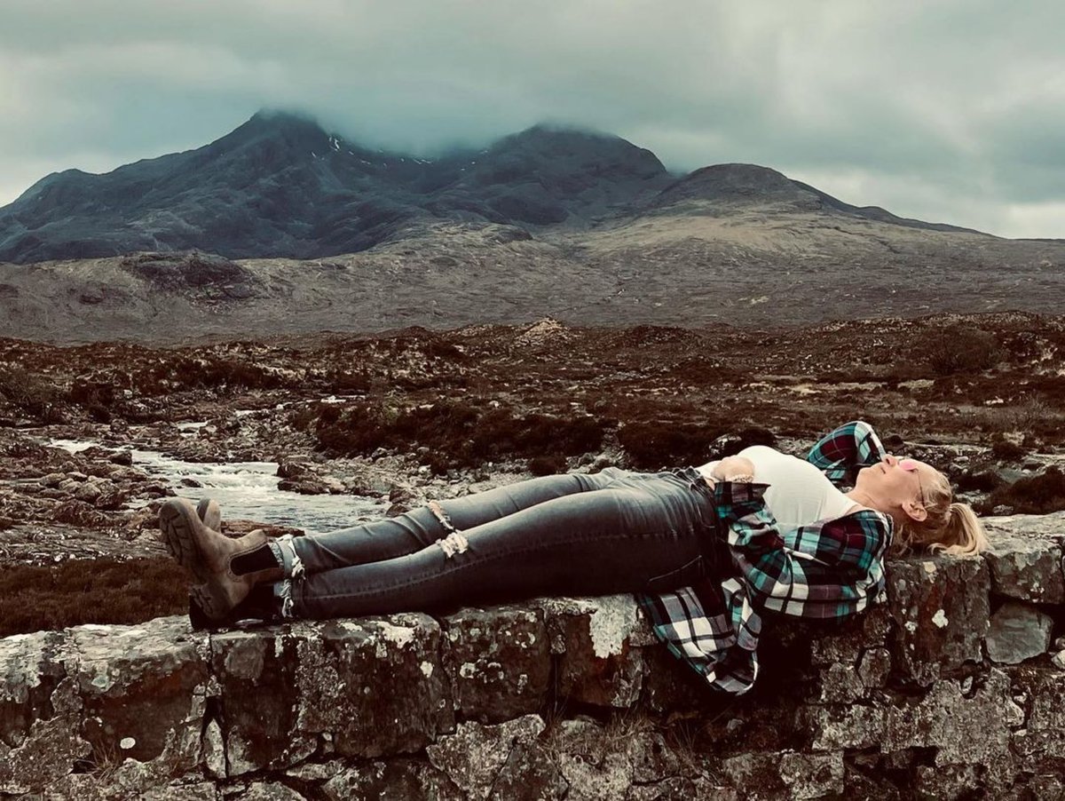 tarastravels's tweet photo. Flashback to one of my favourite solo Scottish adventures so far. Can’t wait to explore more islands! Many more adventures to come. 🙌🏼🏴󠁧󠁢󠁳󠁣󠁴󠁿💙🥃 

#flashbackfriday #travel #scotland #peakeradventures #travelingsassenach #totravelistolive #soloadventures https://t.co/lzqG1kpjki