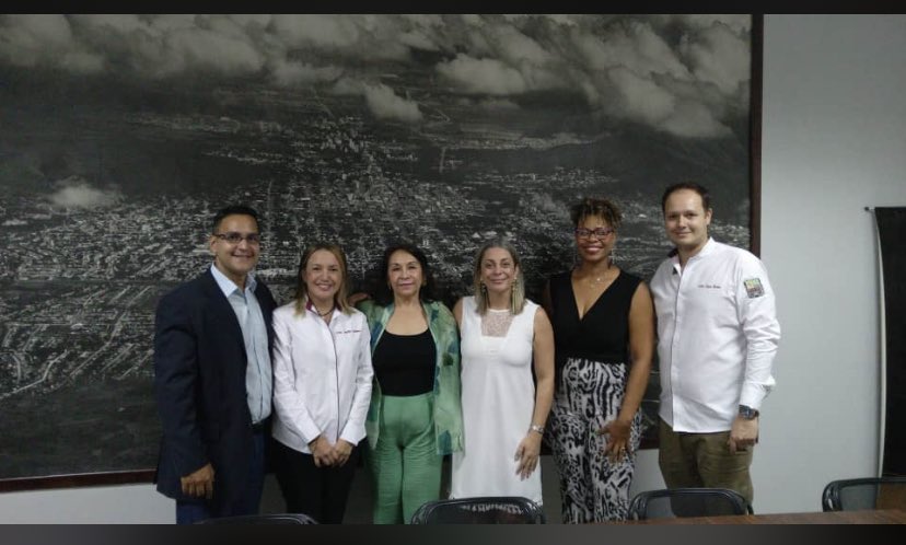 JenifferCC's tweet photo. Agradecida con la Cámara de Comercio de Valencia por el apoyo a la Promoción 87 de Licenciados en Administración Comercial de #FacesUC https://t.co/pWHU3I4UbR