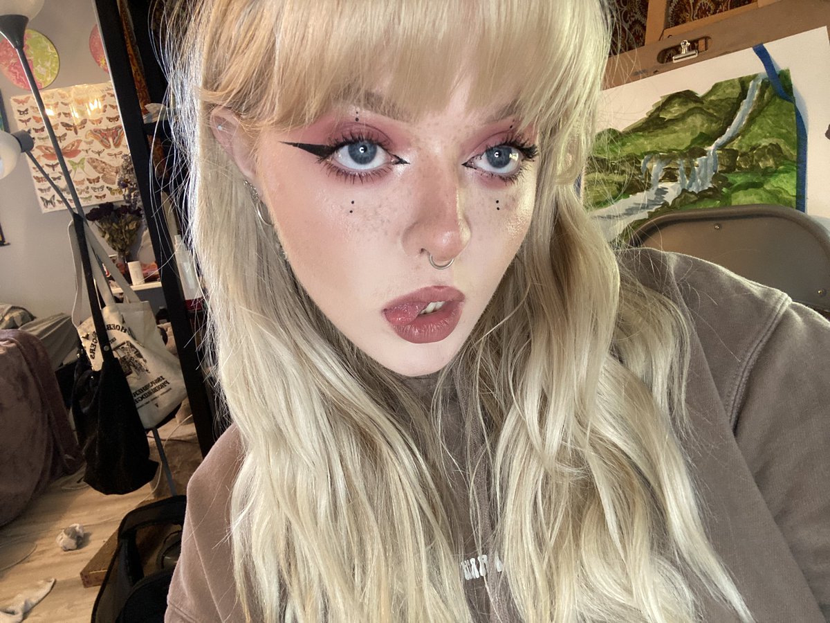 devilsnymph's tweet image. i only post on twt when i feel sexy