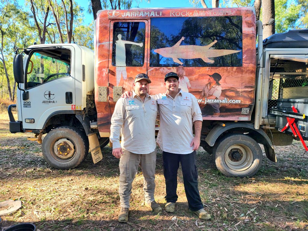 AUADRT's tweet image. Rounding out #NAIDOCWeek2023 your @AustralianArmy #DroneRacing Team pilots @HueyFPV &amp;amp; #MacDaddy find themselves in NQLD with team sponsors @kjr_au and #JarramaliTours discovering and cataloguing First Nations art with their drones.
#ForOurElders #NAIDOCWeek
#SendIt!
@ChiefAusArmy
