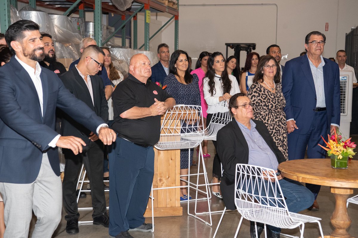 MayorDaniella's tweet photo. Congratulations to @chifleschips on their 60th anniversary! 🎉 

This nationally successful snack embodies the spirit of entrepreneurship and triumph over adversity. I am proud to celebrate this immigrant-owned business and their ongoing success in Miami-Dade and beyond! https://t.co/1zvomLQaiJ