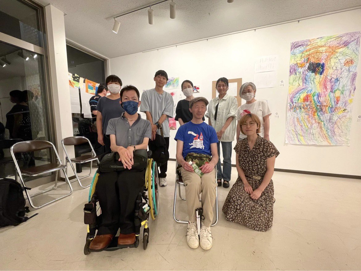 昨日は、ぎゃらりーら・ら・らで鑑賞会イベントでした！

参加者の皆さんと会話しながら作品を見ていくなかで、色々な意見が交わされました。ひとつの作品について30分以上盛り上がることも。