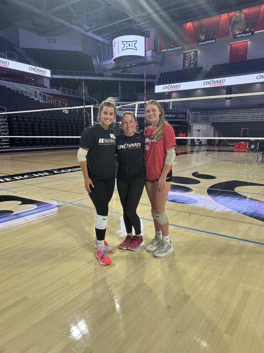 Thank you so much to <a href="/CoachAlveyUC/">Molly Alvey</a> , <a href="/coachphilwhite/">Phillip White</a> and the UC girls program for the amazing experience to get better! I love spending time with the staff and the players. I’m so excited for the same time next year. Thank you so much <a href="/GoBearcatsVB/">Cincinnati Volleyball</a> !!