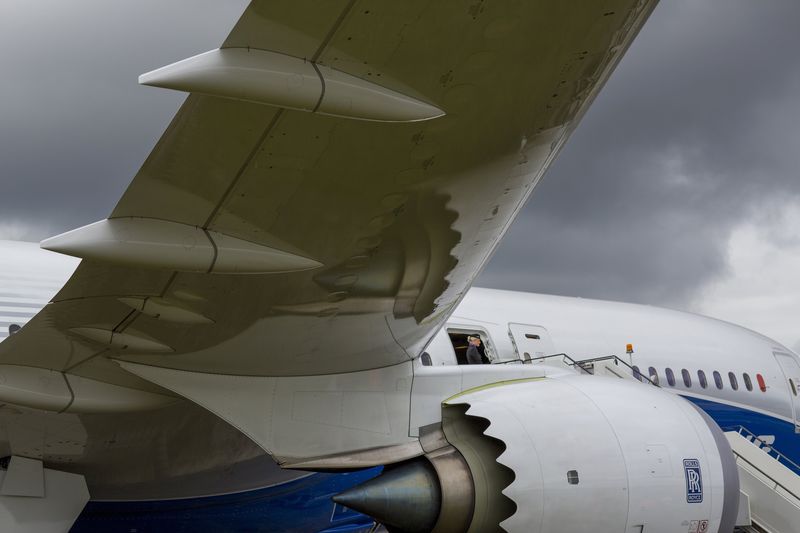 US NTSB probes Boeing 737 MAX engine fire at Newark Airport https://t.co/mWSiYEzrzF https://t.co/hB3l6WURqH