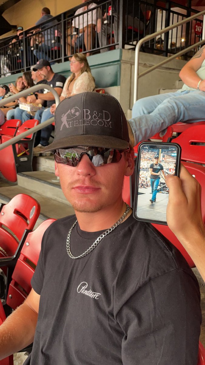 seabaugh_abby's tweet photo. @ParkerMcCollum Not my brother being mistaken for you all of STL Night 2😅🍻 https://t.co/k93CxnGy1x