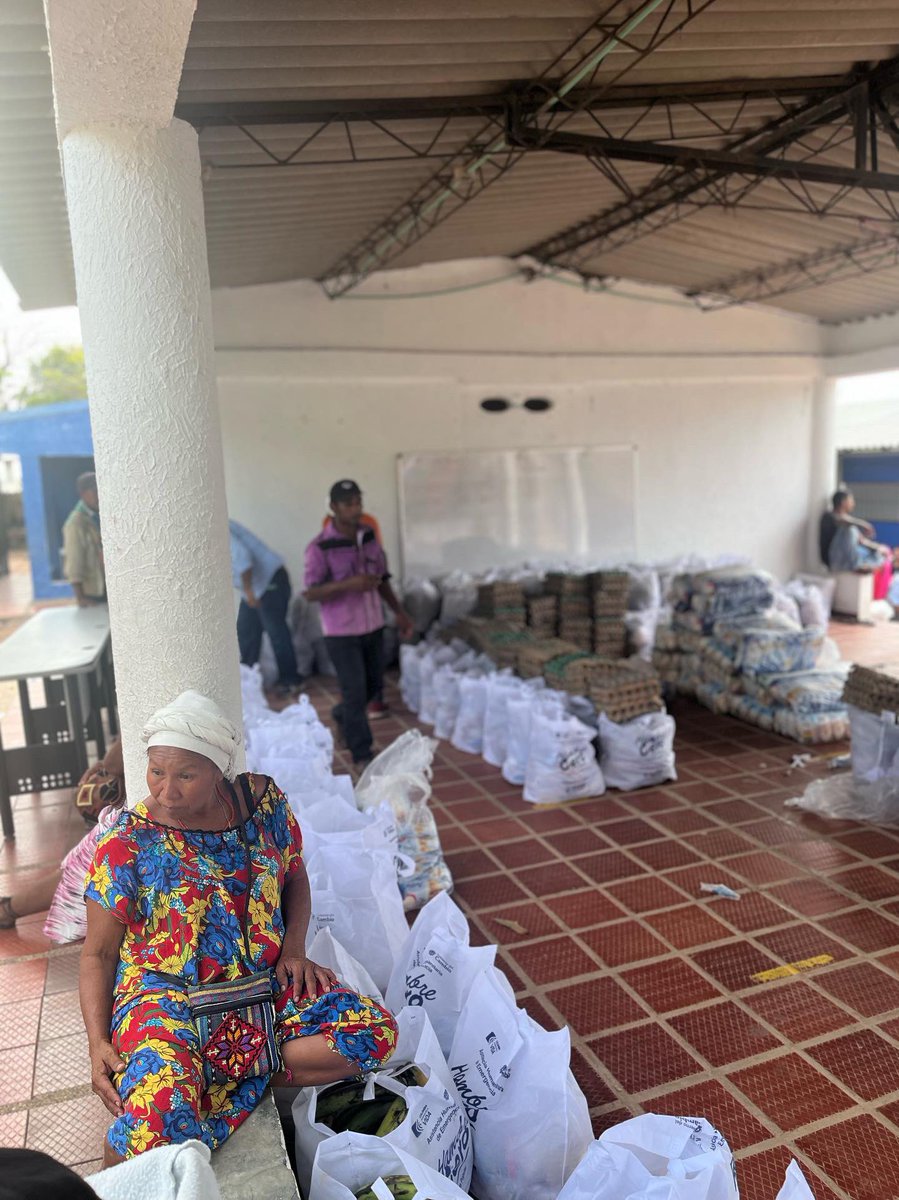 olmedolopezm's tweet photo. #GobiernoDelCambio @UNGRD está entregando hoy #CanastasPopulares a familias de #LaGuajira. Son 1.115 en #Manaure y 1.000 en #Riohacha beneficiadas con kits de alimentos perecederos y no perecederos. Haca parte del programa #HambreCero que promueve el presidente @petrogustavo https://t.co/Rpd0IE4ta9