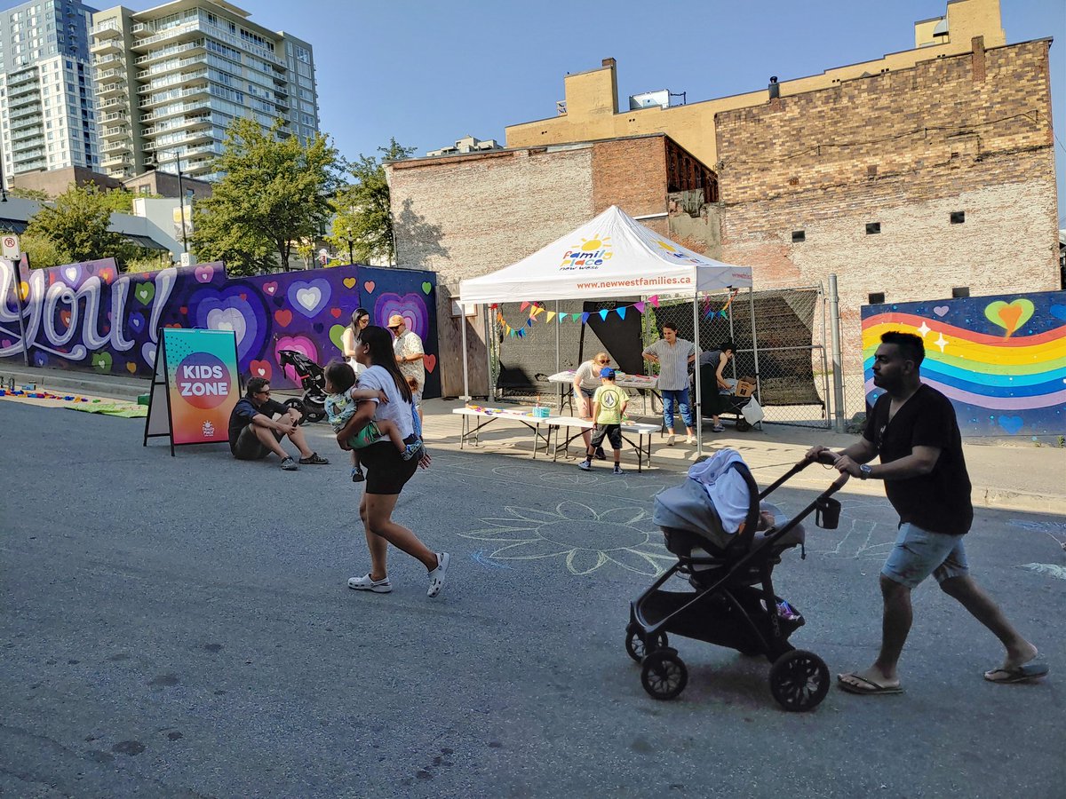 stephenbraverm1's tweet photo. The first #FridaysOnFront of the summer is underway!
Live music, variety of food trucks, Steel &amp; Oak craft beer and Kid Zone.
All welcome to enjoy on Front Street. Downtown #NewWestminster #FridayNight #FridayFunday https://t.co/qfnXD0G0A2