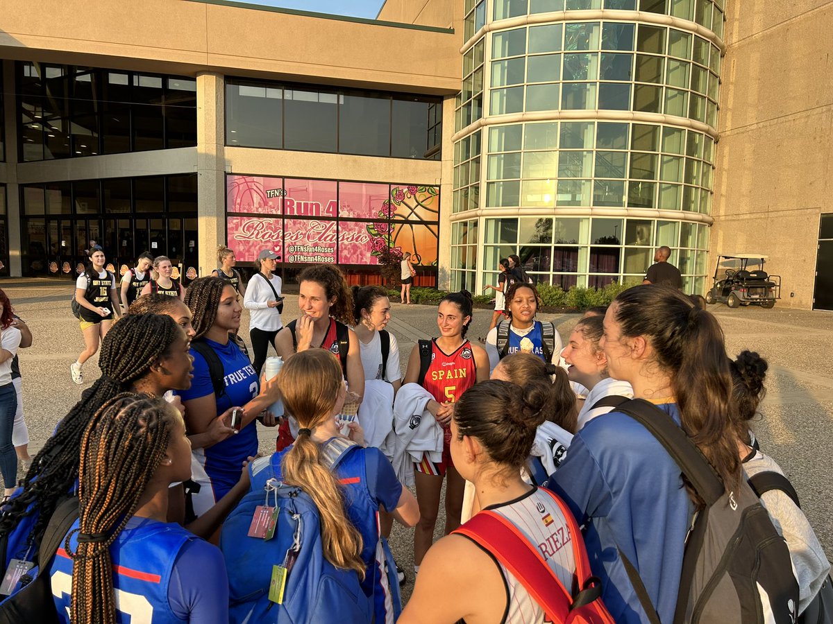 True Texas and <a href="/EliteSportsESP/">Elite Sports Academy 🏀🎓</a> <a href="/Adriacastejon/">Adrià Castejón</a> making friends after a long day of basketball! <a href="/TFNsRun4Roses/">TFN's Run 4 Roses</a> 
#Newfriends #Gamebridgescultures <a href="/TrueTexasHoops/">True Texas Hoops | Select 40 Circuit</a>