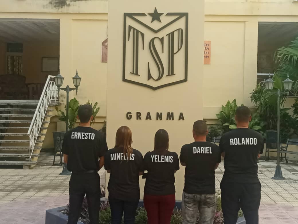 RolandoArocheP's tweet photo. Una tropa de lujo al Segundo  Evento Nacional de Jóvenes Jueces representando al @TPP_Granma, hoy varias actividades en el abanderamiento. Que suerte de contar con jóvenes tan valiosos!!!
#SePuedeMuchoJuntos
#PorGranmaLoMejor
@RubenRemigioCU @TSupremoCU @CapoNapoles @YanetsyTerry https://t.co/EnhXxf0IhU