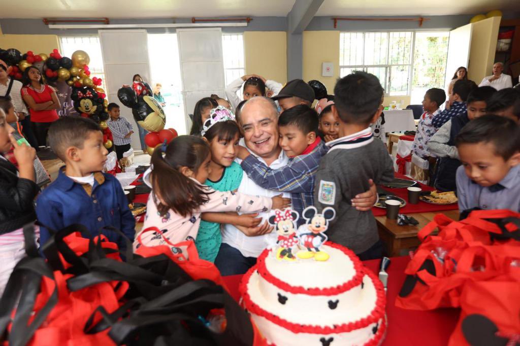 pepemarquezm's tweet photo. Agradezco a mis ahijadas y ahijados del Preescolar “18 de Marzo” de la comunidad de #Atzingo 👧🏻🎓👦🏽 el invitarme a desayunar con Ustedes y convivir. ¡Gracias por sus muestras de cariño! !Nos vemos en su graduación!
#QueZacatlánNosUna 🤜🏼🤛🏽 #PPMárquez
#TrabajarParaTrascender https://t.co/1c2RYH2q20