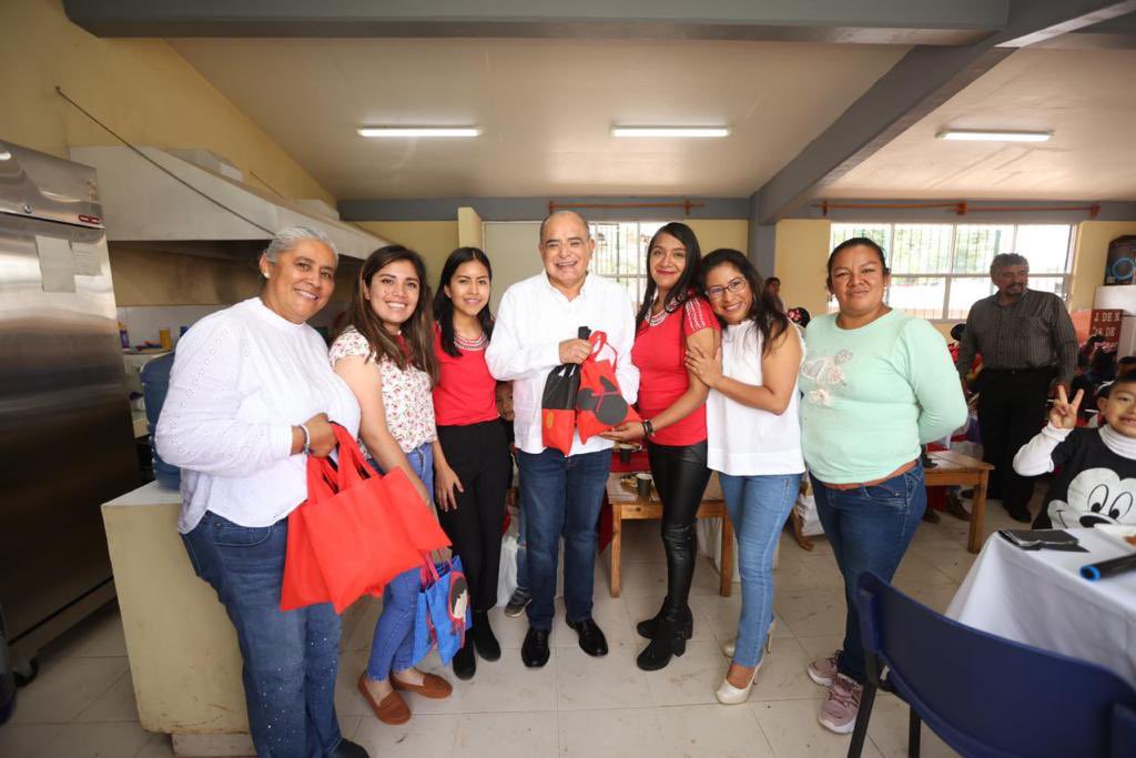 pepemarquezm's tweet photo. Agradezco a mis ahijadas y ahijados del Preescolar “18 de Marzo” de la comunidad de #Atzingo 👧🏻🎓👦🏽 el invitarme a desayunar con Ustedes y convivir. ¡Gracias por sus muestras de cariño! !Nos vemos en su graduación!
#QueZacatlánNosUna 🤜🏼🤛🏽 #PPMárquez
#TrabajarParaTrascender https://t.co/1c2RYH2q20
