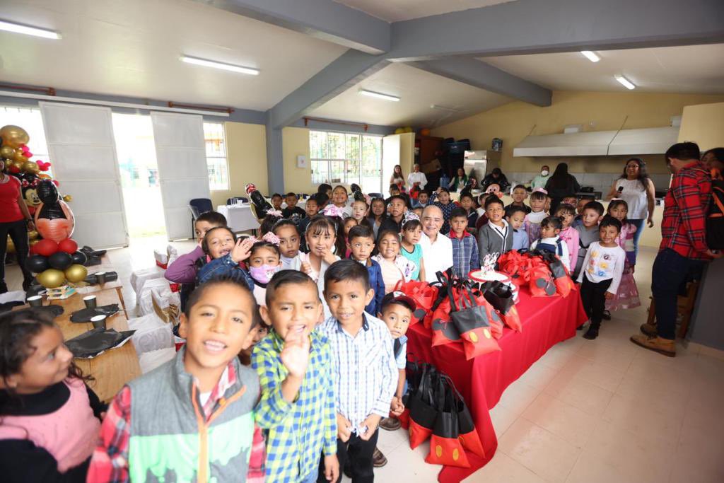 pepemarquezm's tweet photo. Agradezco a mis ahijadas y ahijados del Preescolar “18 de Marzo” de la comunidad de #Atzingo 👧🏻🎓👦🏽 el invitarme a desayunar con Ustedes y convivir. ¡Gracias por sus muestras de cariño! !Nos vemos en su graduación!
#QueZacatlánNosUna 🤜🏼🤛🏽 #PPMárquez
#TrabajarParaTrascender https://t.co/1c2RYH2q20