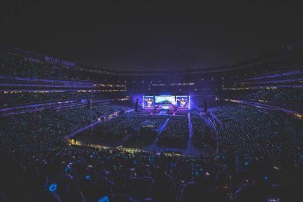 thisisforwtour's tweet photo. TWICE entered MetLife Stadium in New York, the first K-pop girl group.

https://t.co/iSufyAzDAe

#TWICE_5TH_WORLD_TOUR https://t.co/OLcZDi5nur