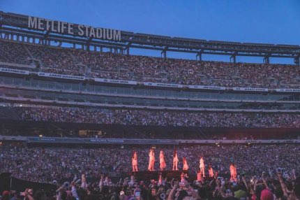 thisisforwtour's tweet photo. TWICE entered MetLife Stadium in New York, the first K-pop girl group.

https://t.co/iSufyAzDAe

#TWICE_5TH_WORLD_TOUR https://t.co/OLcZDi5nur