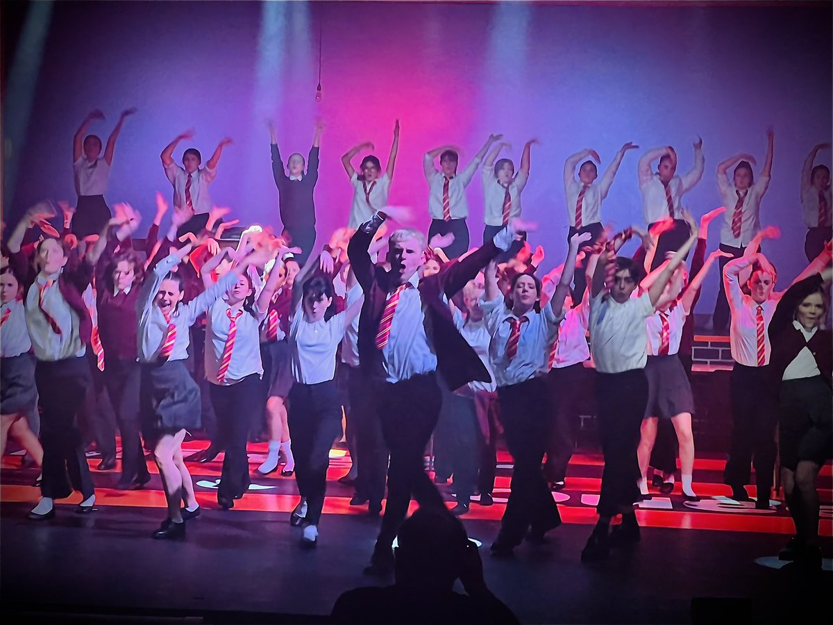 inter_paa's tweet photo. Wow! A standing ovation! What a sensational opening night! Thanks to our outstanding audience and their insanely complimentary feedback. So glad you all enjoyed it, and thanks SOOO much for the standing ovation! Go Jamie! Go Jamie! #everybodystalkingaboutjamie https://t.co/C1k37laywP