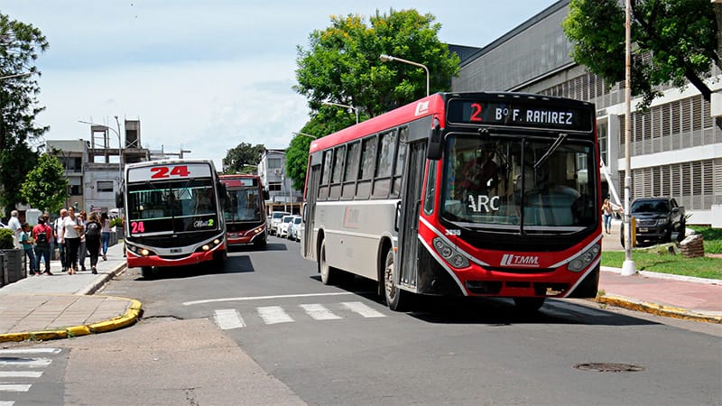 paranaalmundo's tweet photo. Últimas noticias sobre el paro de #colectivos.
Desde #UTA #EntreRíos confirmaron que el paro CONTINÚA en las provincias “hasta que no se pague la diferencia salarial” que adeudan.
El paro se levantó en #AmbasManos y también lo levantaron #Fluviales y #Etacer https://t.co/6UlKxGM39S