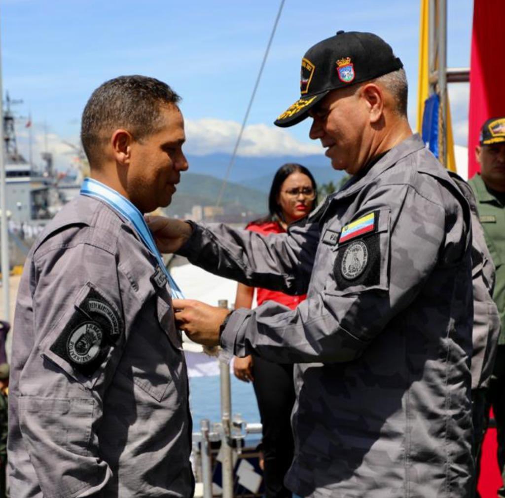 vladimirpadrino's tweet photo. Nuestros espacios acuáticos continuarán estando bien defendidos, ahora con la @ArmadaFANBVzla bajo el mando de un ejemplar oficial submarinista, el Alm. Neil Villamizar Sánchez, quien pone sus talentos militares en defensa de nuestra soberanía ¡Siempre avante! ¡Alma en el acero! https://t.co/CdfXAUlcUx