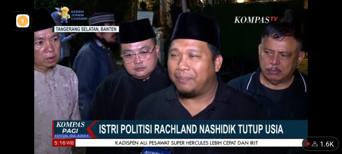 rachlannashidik's tweet photo. Terimakasih, Mas Ketum AHY dan Pak SBY yang telah menyempatkan datang  ke rumah kami dan telah ikut menguatkan hati kami. 

Pak SBY menuturkan pengalaman duka ditinggal Ibu Ani. Empat bulan lamanya Pak SBY dan keluarga berjuang di sebelah Ibu Ani, mencoba menawar takdir. Di dalam hati beliau tahu, pada akhir hari, Ibu Ani mungkin akan terpaksa menyerah pada Cancer. Toh, tatkala hari itu tiba dan belahan jiwanya berpulang, Pak SBY dan keluarga masih merasa tak siap. 

Tapi siapa yang siap menerima kematian belahan jiwa? Bagaimanapun takdir menggariskan caranya. Ibu Ani berpulang setelah sakit. Istri saya, Ona, berpulang tiba-tiba -- tanpa riwayat dan gejala penyakit. Pak SBY sampai hari ini belum berhenti berduka. Saya bangun tiap pagi dengan hati sakit karena merasa dirampok. 

Tapi kami sepakat: hidup harus diteruskan. Janji harus dipenuhi. Tanggungjawab harus terus dipikul. Hingga tiba masanya kita dipanggil semesta untuk kembali bertemu orang-orang tercinta. Ia yang telah mendahului kita.***