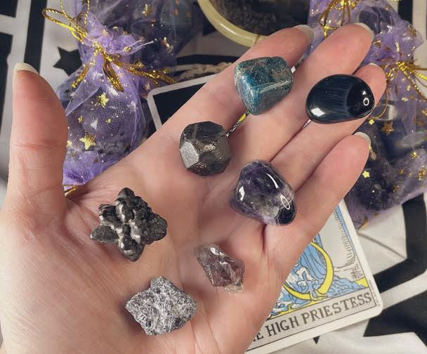 #crystals #spiritualhealing #mentalhealthawareness #metaphysical
#metaphysicalhealing #amethyst #clearquartz #magic