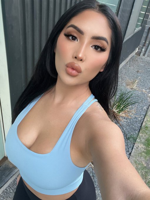 Going live in 15! Come say hi 👋🏼   https://t.co/hojNMF56Bv https://t.co/Wy7XEzcPni