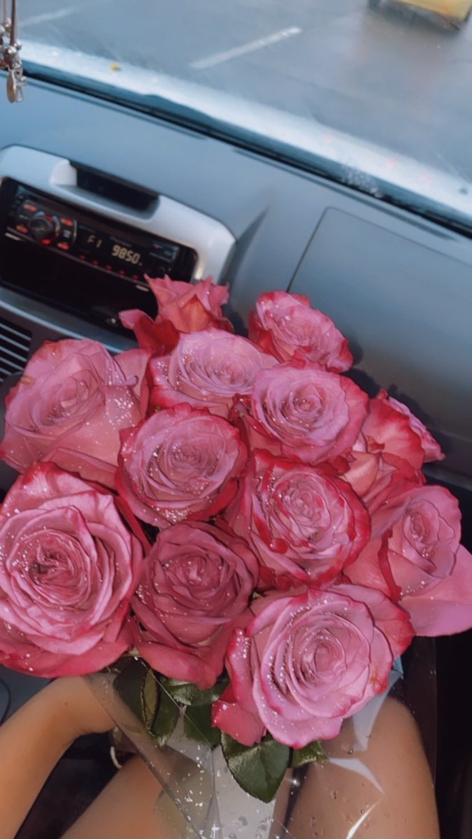 Me regalan flores solo por existir