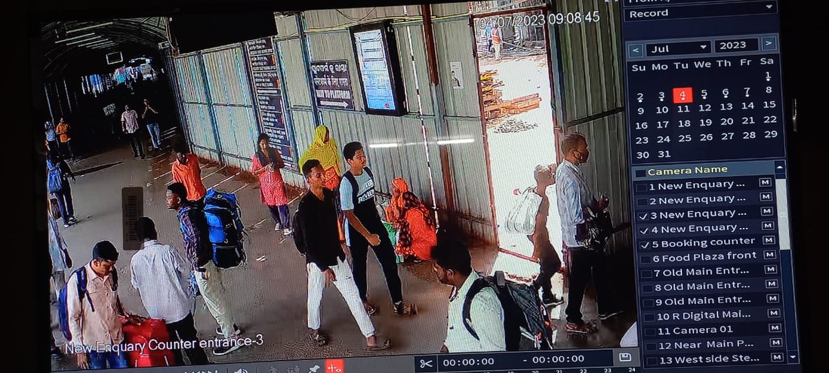 News18Odia's tweet image. #ଅପହରଣ_ନୁହେଁ, #ନିଜ_ଇଚ୍ଛାରେ_ଯାଇଥିଲେ_୨_ଛାତ୍ର

-ଚନ୍ଦକା ଅଞ୍ଚଳରୁ ୨ ଦଶମ ଛାତ୍ର ଅପହରଣ ଘଟଣା
-ସାମ୍ନାକୁ ଆସିଲା ଅପହରଣ ପଛର ପ୍ରକୃତ ସତ
-ଅପହରଣ ନୁହେଁ, ନିଜ ଇଚ୍ଛାରେ ସ୍କୁଲରୁ ଯାଇଥିଲେ ଛାତ୍ର
-ମିଛ ଅପହରଣର ଗୁମର ଖୋଲିଲା ସିସିଟିଭି
-ଭରତପୁର ଓ ଫାୟାର ଷ୍ଟେସନ୍‌ ଛକର CCTVରୁ ମିଳିଲା ସତ
@cpbbsrctc #ChildMissing @dcpbbsr