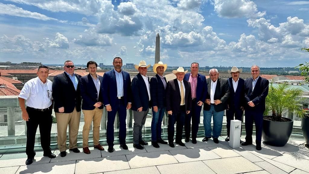 UGRCHI's tweet photo. En la ciudad de Washington, D.C., Estados Unidos, Agenda de Trabajo sobre la Ley de Etiquetado de Origen, la Confederación Nacional de Organizaciones Ganaderas para exponer el daño que provocaría esta medida en el comercio de ganado y carne entre ambas naciones. https://t.co/TNnnbxwHts